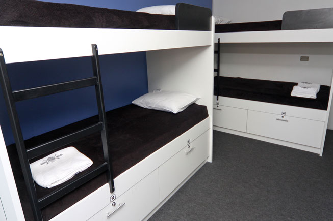 Foto dos quartos coletivos: armários com trancas para conforto dos hóspedes. Crédito: Divulgação
