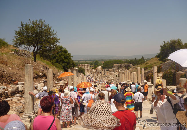 Multidão de turistas: Fica a dica: fuja de Éfeso no auge do verão turco (Junho a agosto)