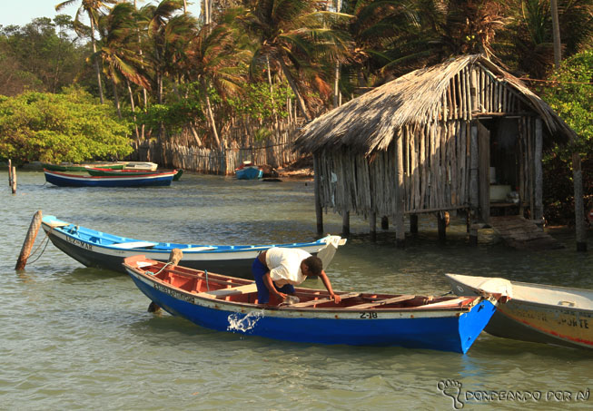 Palafitas e barcos de pescadores no Maranhão