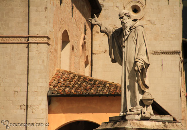 Estátua de são Bento em Norcia