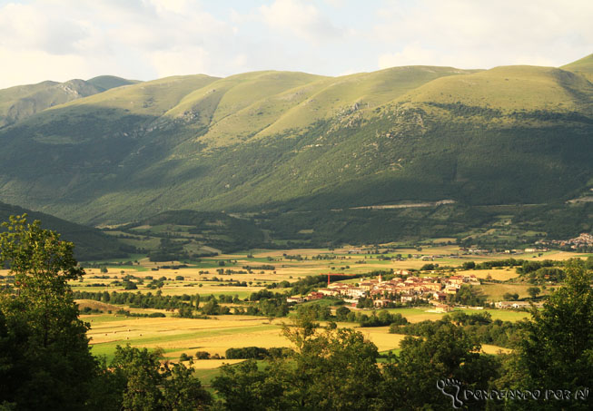 Vista das montanhas ao redor com Norcia em pleno vale
