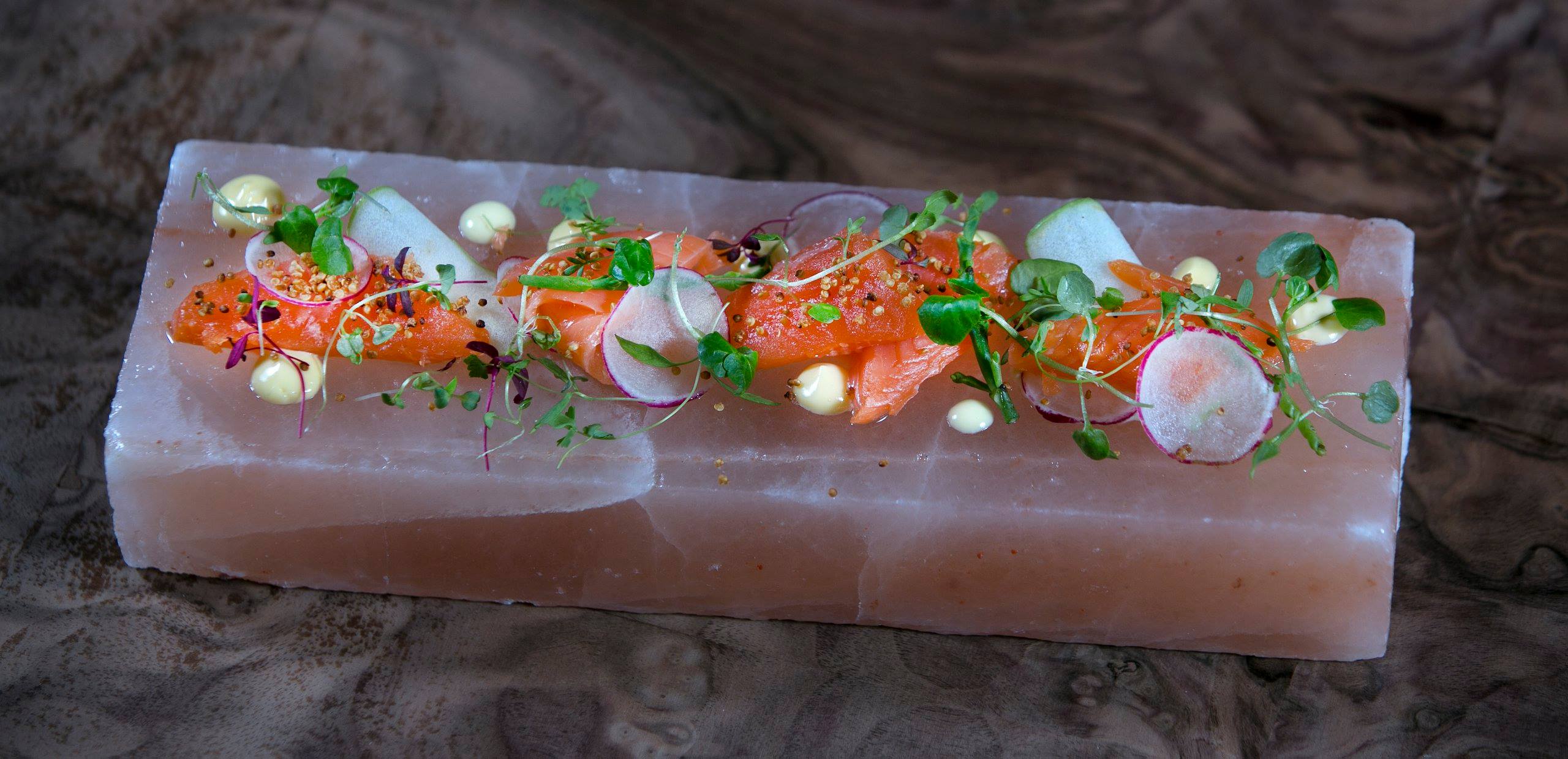 Entradinha básica do restaurante Apotek, de Reykjavik: carpaccio de salmão sobre um tijolo de sal himalaio (foi a melhor definição de entrada "salgada" - se liga no trocadilho! - que eu achei!. Crédito da Foto: Divulgação Apotek)