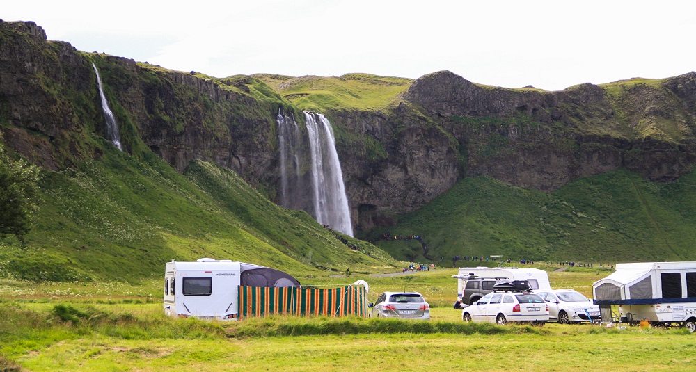 Era possível ver acampamentos e campervans próximas a todas as principais atrações da Islândia, como cachoeiras.