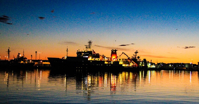 Sol da meia noite visto do porto de Reykjavik!